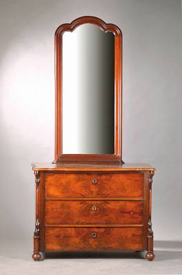 Kommode mit Spiegel, norddeutsch um 1860/70, Louis-Philippe, Mahagoni z.T. fugenförmig verlegt, allseitig geschweift u. an den Ecken verkröpft, ...