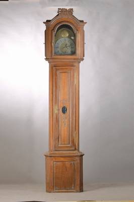 Standuhr, Aachen, um 1770, großes Eichengehäuse mit abgeschrägten kannelierten Ecken, im Giebel geschnitzter Blumekorb, mitt Sichfenster für ...