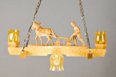 Deckenlampe, deutsch, Mitte 20. Jh., Lindenholz geschnitzt mit vollplastischer Figur: Bauer mit Pferd und Pflug, drei Brennstellen mit gelben ...