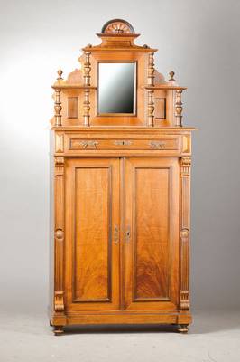 Aufsatzvertiko, deutsch, um 1880/90, Nussbaum massiv u. furniert auf Eiche- u. Weichholzkorpus, 2-türig u. 1-schübig, podestartiger Aufsatz mit ...