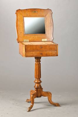 Nähtischchen, um 1880/90, Eiche massiv, 2- schübig, 1. Schub mit Einteilung, allseitig geschweifte Platte aufklappbar, kannelierter u. ...
