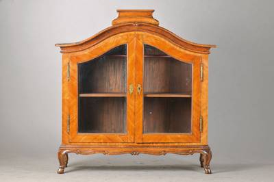 Vitrine mit Unterbau, mittel- bis süddeutsch, um 1740/50, 2-türig, alt verglast, Nussbaum furniert u. massiv auf Weichholzkorpus, Innen 2 ...