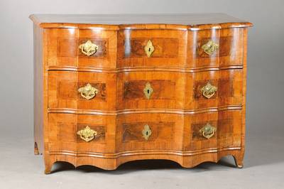 Barockkommode, mitteldeutsch, Gegend Würzburg,um 1760, Nussbaumfurnier auf Weichholzkorpus, Front geschweift u. 4-fach verkröpft, 3 Schübe je mit ...