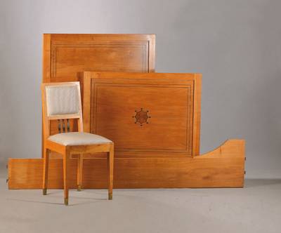 Paar Art-Deco-Betten mit 2 Stühlen, deutsches Art-Deco, um 1920/25, Kirschbaum massiv, auf Rahmen gearbeitet, stark geometrisierend, doppelte ...