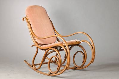 Schaukelstuhl, Thonet Nr. 7114, Bugholz mit Rattangeflecht, zugehörige Sitz- u. Rückenpolsterauflage, vielfach ineinander verschlungenes Design, ...
