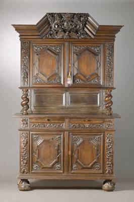 Aufsatzbuffet, 1880/90, Eiche massiv, nach Vorbild des Danziger Barocks um 1700, ortstypischer reich profilierter Giebel mit zentralem Schnitzwerk ...