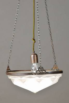 Französische Deckenlampe, 20er/30er Jahre, farbloses Formglas mattiert, geometrisierende Formen, Metallfassung patiniert, 1 Brennstelle, ...