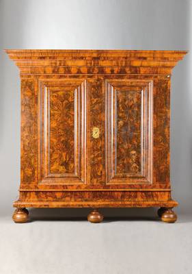 Frankfurter Schrank, sog. Wellenschrank, Hessen, um 1750/60, wildes Nussbaum-Maserholz auf Weichholz- bzw. Eichekorpus, z.T. Nussbaum massiv, weit ...