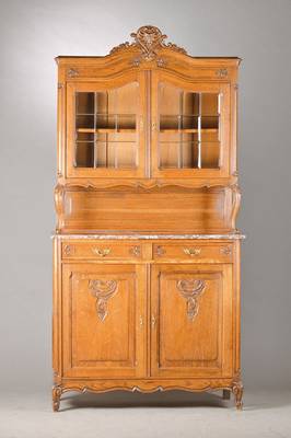 Aufsatzvitrine, Frankreich, um 1900, Eiche massiv, zierlicher Schnitzerdekor, Aufsatz 2- türig mit facettierten Gläsern, mittige Freifläche mit ...