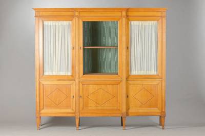 Büchervitrine, süddeutsch, Österreich, um 1906/08, Kirschbaum massiv, geschwärzte Einlagen, 3-gliedrig, Mittelteil risalitartig hervorspringend, ...