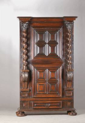 Renaissance-Schrank, Frankreich, wohl Paris, 17. Jh., Eiche massiv, wohl ehemals Einbauschrank, salomonische Säulen, Kapitelle,Schubladenblende, ...