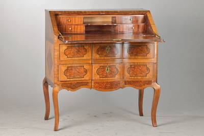 Schrägklappensekretär im Barockstil, wohl Italien, 2.H.20.Jh., nach westdeutschem Vorbild der Mitte des 18.Jh., Mahagoni-, Nussbaum- u. ...