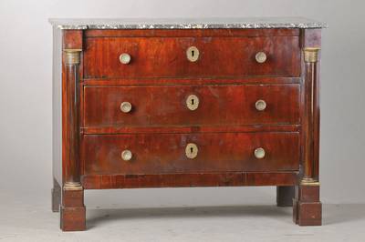 Empire-Kommode, Frankreich, um 1815, Mahagonifurnier auf Eichekorpus, 3-schübig, seitl. Halbsäulen mit geprägten Messingkapitellen u. -basen, ...