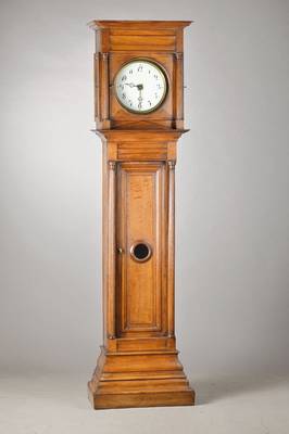Standuhr, um 1800, norddeutscher Raum, Eiche dreiteilig, reich profiliert, kannelierte Vollsäulen, Glaszifferblatt, Eisenplatinenwerk, mass. ...