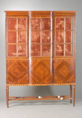 Vitrine im englischen Stil, 20.Jh., Mahagonifurnier auf Eichekorpus, Innen gegenfurniert, Fileteinlagen z.T. auch in Rautenform, 5-türig, oberer ...