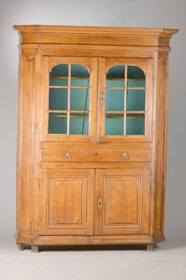 Vitrine, Bergisch bzw. westdeutsch, um 1800,Eiche massiv, vielfach profilierter Giebel, Ecken abgeflacht u. kassettiert, Vitrinenteil zweitürig alt ...