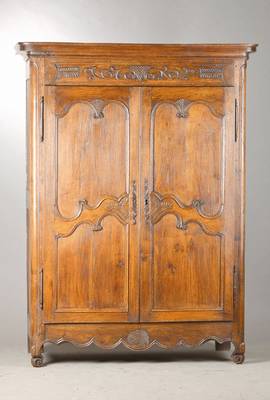 Barockschrank, Süd-Lothringen, um 1800, Eiche massiv, Türen u. Seiten je doppelt kassettiert, Türfüllungen vielfach geschweift,feine ...