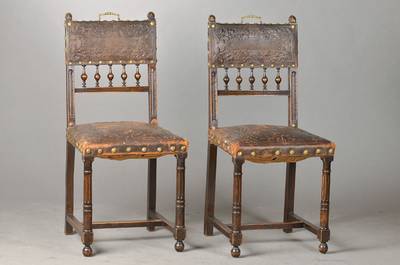 4 Stühle im Renaissance-Stil, Buche massiv, reich geprägte Lederbespannung, je mit 5-facher Balustergalerie, Gebr.- u. Alterssch., H. ca. 91 cm, ...