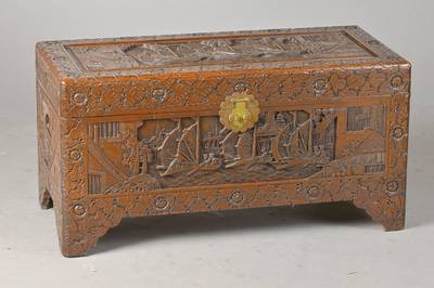 Truhe, wohl Indonesien, 2.H.20.Jh., Teakholz reich geschnitzt, ca. 45x87x42 cm