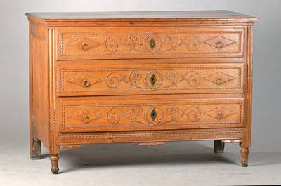 Louis-Seize-Kommode, Frankreich, um 1800/1810, Eiche massiv, 3-schübig, Flachschnitzerei in stiltypischer Ornamentik, konische Vierkantfüße, 2 ...