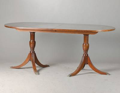 Ausziehtisch, wohl England, 20.Jh., Platte mit Wurzelnussfurnier, 2 Balusterschafte mit je 3 abgespreizten Beinen mit Tatzenfüßen, Platte mit ...