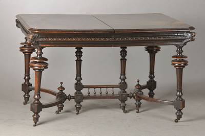 Ausziehtisch, um 1880/90, Eiche massiv, Plattenkante profiliert, Ecken mit Fratzen versehen, 4 gedrechselte Balusterbeine, nach innen gebogter H-Steg ...