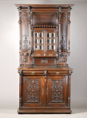 Aufsatzschrank, um 1880/90, Eiche massiv, Aufsatz baldachinartig mit 4 gedrechselten Vollsäulen, 2-türig u. 2-schübiges Schränkchenmit 12 ...