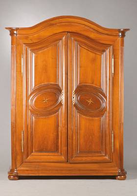 Louis-Seize Schrank um 1760-70, deutsch, Zweibrücken, Nussbaum massiv, Füllungen doppelt getreppt, Kanten abgeflacht,Fußleiste dreifach getreppt, ...