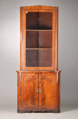 Eckschrank, nordeutsch um 1840-50, Weichholz, Pyramidenmahagoni verspiegelt verlegt, Oberteil verglast, Unterteil mit Brezelfüllung, Alters- und ...
