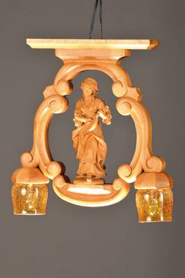 Deckenlampe mit Holzschnitzerei, Firma Thoma in Bernau, Lindenholz, vollplastische Frauenfigur mit Laute, zwei Brennstellen, Elektr. nicht geprüft, ...