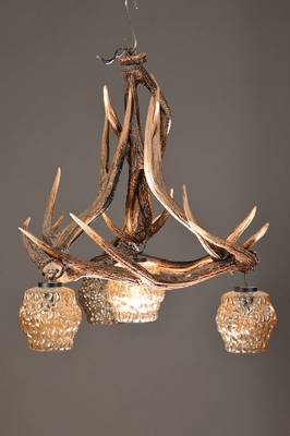 Geweih-Deckenlampe, 20. Jahrhundert, Rotwildgeweihe um 1910, Glaskörper 60er Jahre, 4 Brennstellen, 1 Ersatzglas vorhanden, Elektrifizierung nicht ...