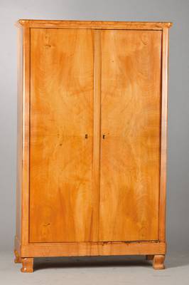 Zweitüriger Biedermeierschrank, süddeutsch bzw. Österreich, um 1830, Nussbaum furniert,2-türig, Schlüsselbuchsen ebonisiert, 4 Einlegebretter ...