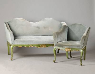 Sitzgruppe, Italien, 1920er Jahre, Louis-Quinze-Stil, bestehend aus: Sofa u. 2 Sessel, Holz mintgrün u. goldfarben gefaßt, allseitig geschweifte ...