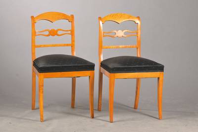 6 Stühle im Biedermeierstil, um 1900 Birke massiv, stiltypisch elegant geschweifte Form, stilisierte Lehnenversproßung, neu gepolstert u. bezogen, ...