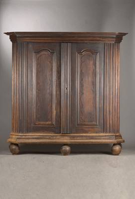 Dielenschrank, wohl Marburg, um 1730/40, Eiche mass., kompl.a.Rahmen gearb., Frontlisenen 3-fach gerieft m.4-facher Absetzung, Ecken abgeflacht ...