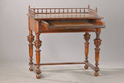 Damenschreibtisch, um 1880/90, Nussbaum massiv z.T. auf Kreuzfuge furniert, Balustergalerie, goldgeprägte Lederschreibfläche, 2-schübig, 1. Schub ...