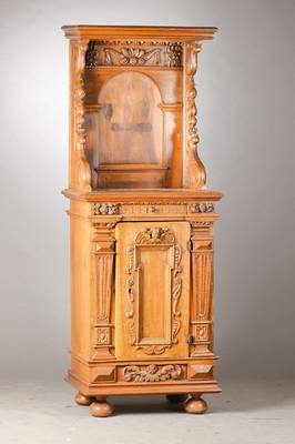 Buffet, aus Teilen des 17.Jh., im 19.Jh. umgebaut, Nussbaum massiv, Tür mit Putti- u. Knorpelornament sowie verkröpfte Flammleiste aus dem 17.Jh., ...