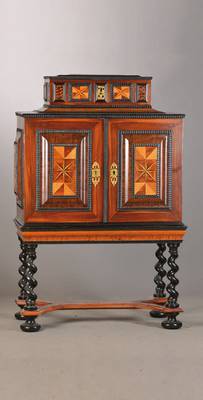 Kabinettschrank, Teile des 17.Jh. um 1880 umgebaut, Noten-und Musikalienschrank Schrank 2-türig (mit Schnappschloss) mit 14- schübigem Kabinett, ...