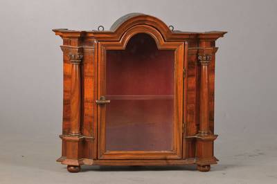 Hängevitrine, um 1720, Nussbaumfurnier auf Eiche, Mittelteil wohl ehemals Teil eines Tabernakels o.ä., seitl. Vollsäulen ebenfalls aus der Zeit, ...