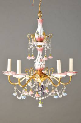 Deckenleuchter, Messing- u. Feinsteinkorpus, im gründerzeitlichen Stil, Rosagrundig mit Blumenbordüre u. applezierten polychrom bemalten Rosen ...
