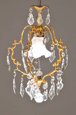 Flur- bzw. Hallenlampe, Frankreich, um 1920,Messingmontur mit hübsch gewachsener Patina, 4bewegte in sich getreppte Stege, in hexagonaler Grundform ...
