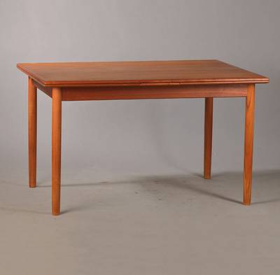 Ausziehtisch, Mid-Century-Design, sig. "A.H. Sigh & Son, Spottrup, Made in Denmark", Teakholz massiv, weiche organische Form, 2 ...