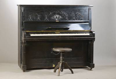 Klavier, Urbas & Reisshauer, 1880-1920, mit Hocker, verziert, aus dem Pianohaus Römhild, Landau/Pfalz, abschließbar, Alters- u. Gebrauchsspuren, ...