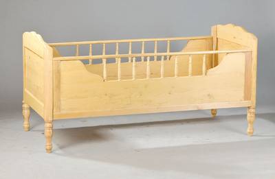 Kinderbett, deutsch, um 1900, Weichholz, aufRahmen gearbeitet, Beine balustiert, wohl ehemals polychrom gefaßt, Balustergitter an anSeitenteilen, ...