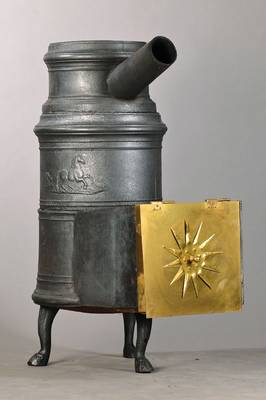 Ofen, süddeutsch, um 1760/70, Eisenguß, Außenwand-Feuerung, in sich 3-geteilt, orig. Messingklappe, klassizistische Motivik, haarrissig, ...