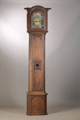 Standuhr, deutsch, um 1790, dreiteiliges reich verziertes Uhrengehäuse, abgeschrägte Ecken, Schnitzarbeiten, reich profiliert, Eiche massiv, ...