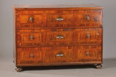 Kommode, süddeutsch, um 1800/10, Korpus Weichholz, Furnierfelder in Wurzelnuss u. Kirschbaum, Pflaumenbänder und Ahornfilets, 3-schübig, ...