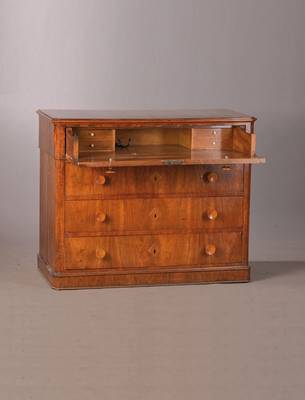 Schreibkommode, wohl deutsch, um 1880/90, Wurzelnussfurnier z.T. doppelt gespiegelt verlegt, 4-schübig, erster Schub mit Sekretärsinnenleben: ...