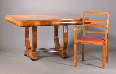Art-Deco-Sitzgruppe, deutsch, 20er/30er Jahre, Nussbaum massiv u. furniert, bestehend aus 4 Stühlen, 2 Sessel u. einem Ausziehtisch, Tisch mit ...