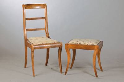 3 Biedermeierstühle und ein Hocker, um 1830, Nussbaum massiv / furniert, weit verbreitete stilprägende Form, konische Beine beidseitig ...